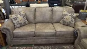 Ashley Furniture Signature Design – Larkinhurst Traditional Sleeper Sofa