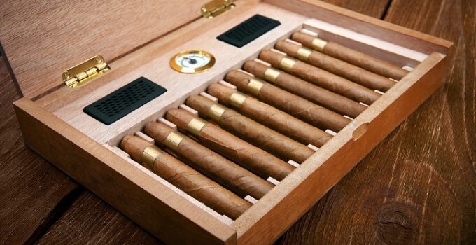 5 Tips for Choosing the Right Cigar Humidor For a Present