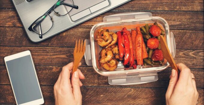 6 Ways To Transform Your Office Lunch in a Healthy Meal