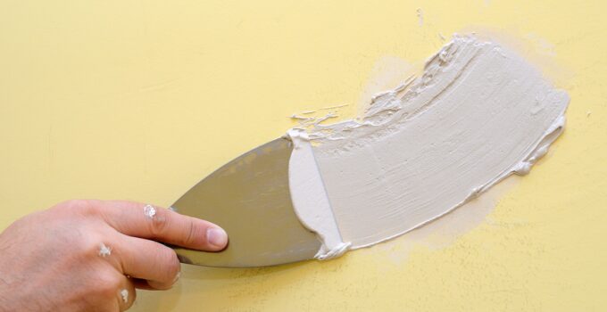 How to Apply Wall Putty Before Applying a Paint?