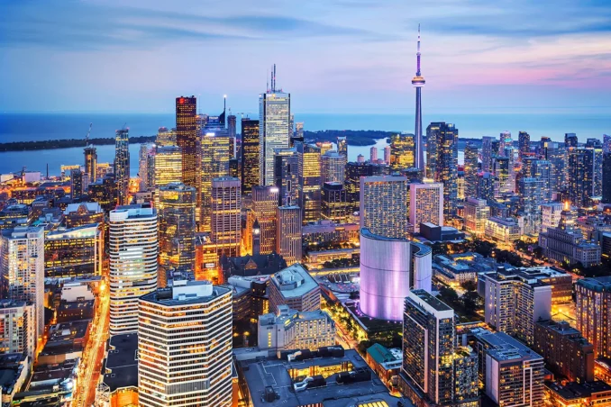 iconic skyline in toronto