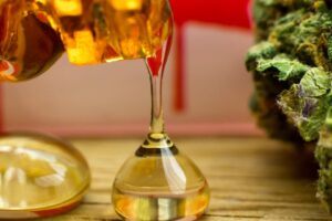 Cannabis Extract vs. Distillate: Key Differences and Tips for Using