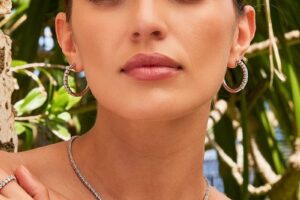 Why a Diamond Necklace Makes the Perfect Anniversary Gift